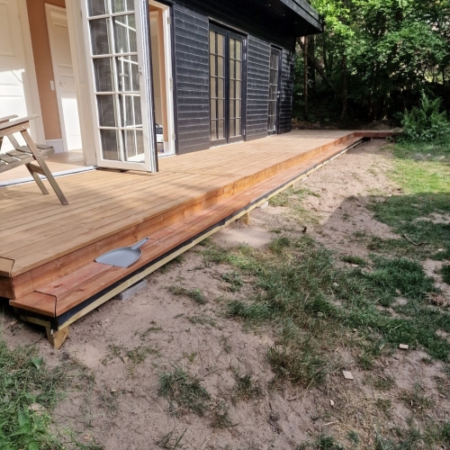 Montering af trappetrin på Træterrasse ved Anneks i Odsherred