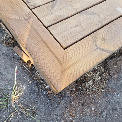 Opbygning af smig skåret træterrasse på Amager i 2300 København