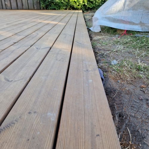 Opbygning af detaljeret træterrasse på Amager i 2300 København