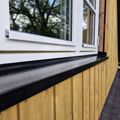 Montering er sort vedligeholdelsesfrit sålbænk samt afslutning med sort fuge i Kaldred 4593 Eskebjerg