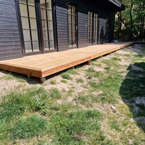 Opbygning af ny brun imp Træterrasse i sommerhus i Veddinge Bakker i 4540 Fårevejle