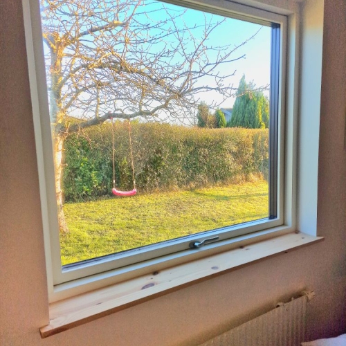 Afslutning indvendigt med fugning af vindue i 4550 Asnæs