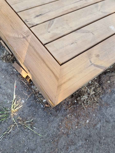 Opbygning af smig skåret træterrasse på Amager i 2300 København 