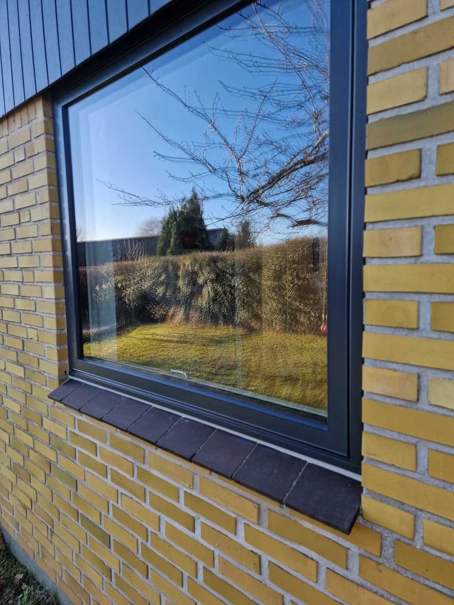 Forsikringssag - Udskiftning af nyt 3-lagsglas vindue efter indbrud i 4550 Asnæs