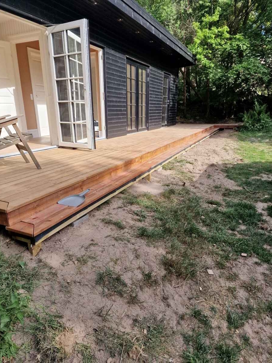 Montering af trappetrin på Træterrasse ved Anneks i Odsherred 