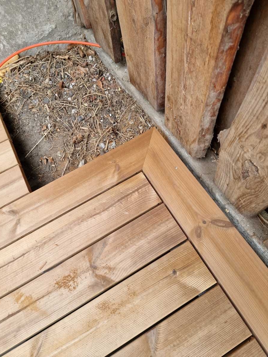 Opbygning af 45 graders smig skåret brun imp Træterrasse på Amager i 2300 København 