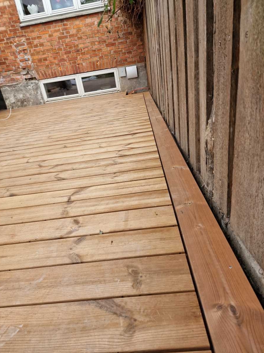 Opbygning af brun imp Træterrasse på amager i 2300 København
