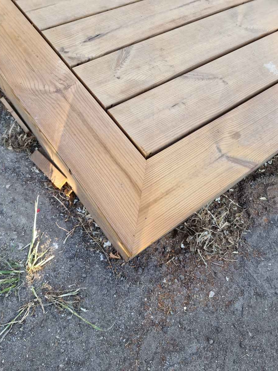 Opbygning af smig skåret træterrasse på Amager i 2300 København 