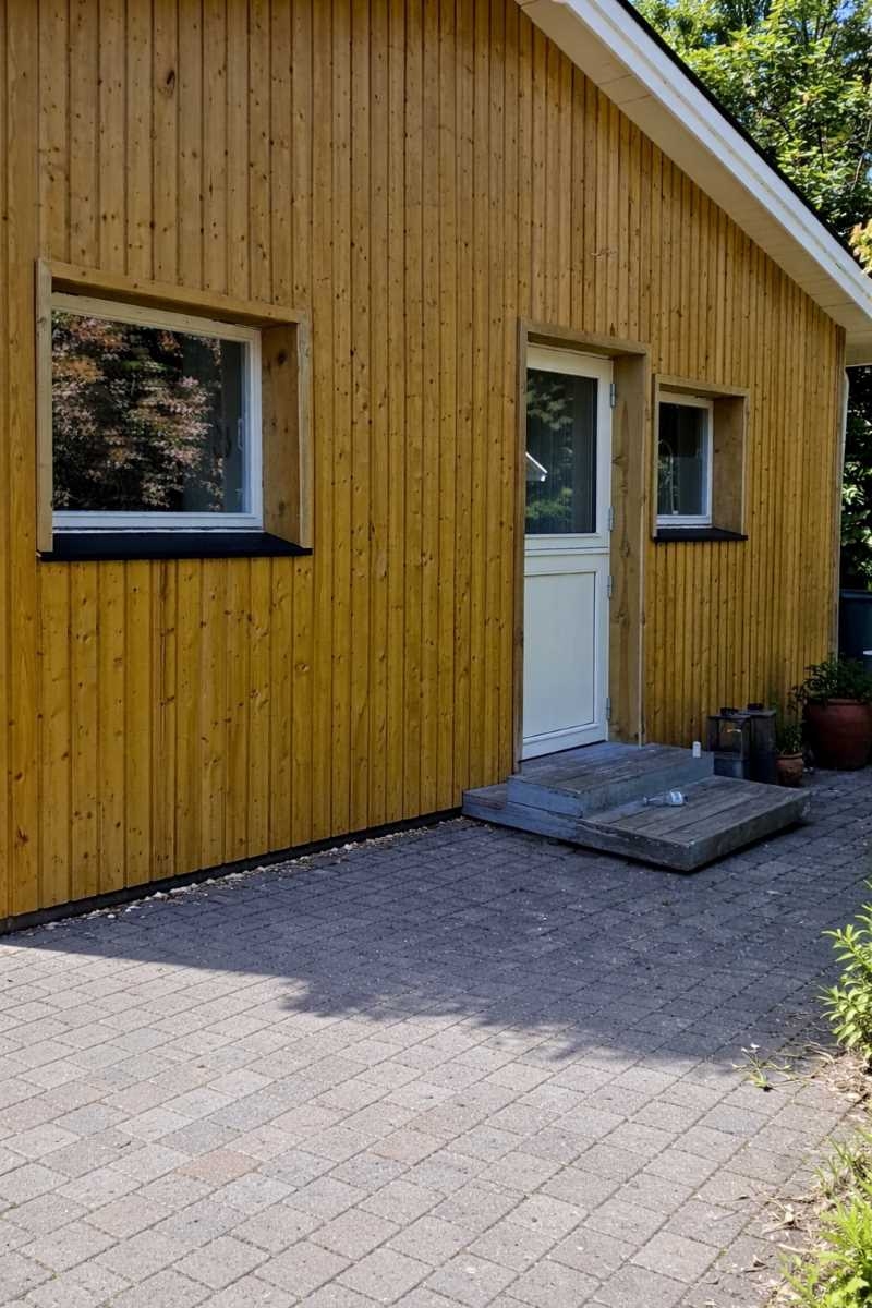 Montering af Træ beklædning på facade på sommerhus i 4500 Nykøbing sjælland