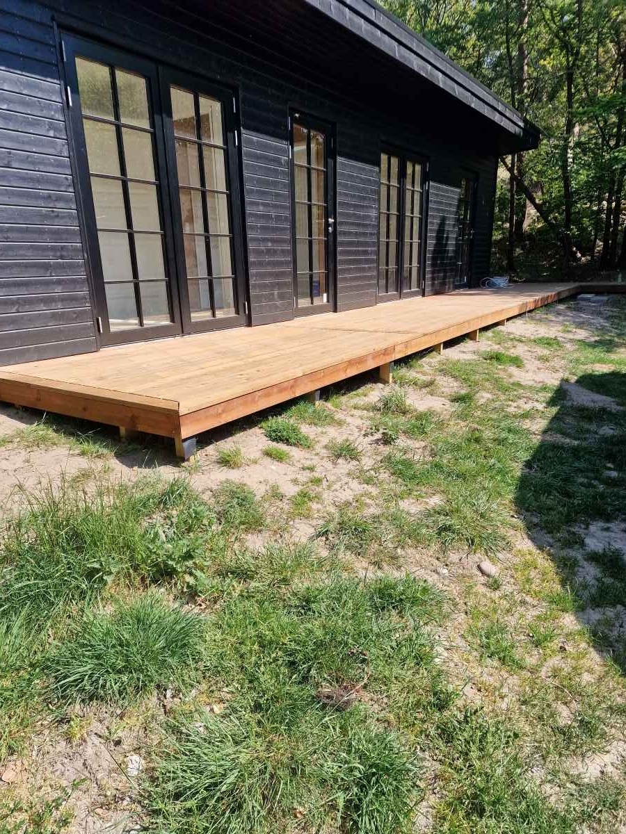 Opbygning af ny brun imp Træterrasse i sommerhus i Veddinge Bakker i 4540 Fårevejle 