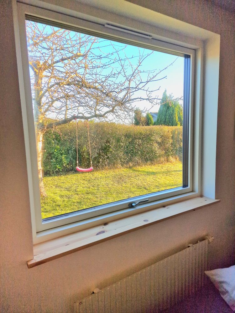 Afslutning indvendigt med fugning af vindue i 4550 Asnæs 