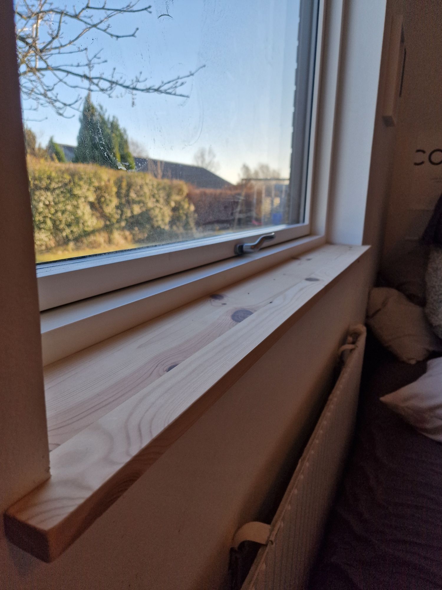 Slibning og montering af eksisterende vinduesplade i 4550 Asnæs 